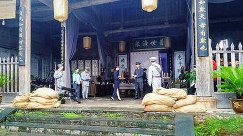 派大星再曝私生活！与金发辣妹激情戏曝光引热议