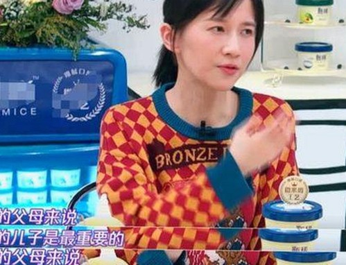 明星鲜少曝光的私密瞬间：奇异行为引发网友热议